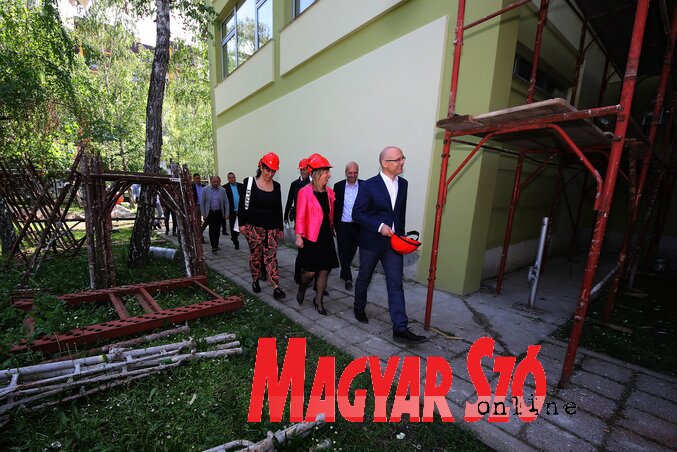 Miloš Vučević polgármester meglátogatta a Jovan Popović Általános Iskolát, ahol javában tartanak a felújítási munkálatok