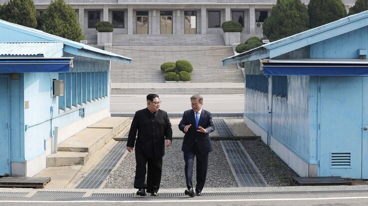 Kim Dzsongun észak-koreai vezető és Mun Dzse In dél-koreai elnök beszélget a két Koreát elválasztó panmindzsoni demilitarizált övezetben, Fotó: MTI/AP/Korea-közi csúcs sajtószolgálata/pool