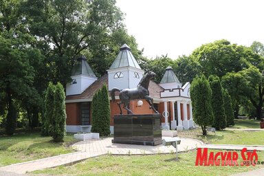 Megtekinthető a ménes, a Lovas Múzeum, a Galéria, a műemlékvédelem alatt álló Törley-kastély