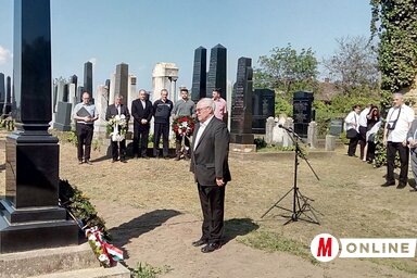 Az emlékezők elhelyezik a kegyelet virágait (Homolya Horváth Ágnes felvétele)