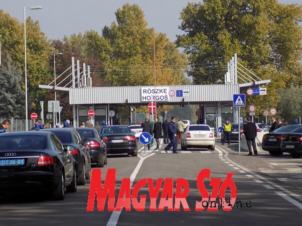 Az autópályáról kitiltott járművek 7–19 óra között járhatnak át (Kozma Rita felvétele)