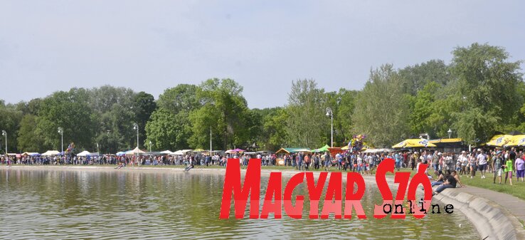 Nagy tömeg gyűlt össze a tóparton (Fotó: Patyi Szilárd) Nagy tömeg gyűlt össze a tóparton (Fotó: Patyi Szilárd)