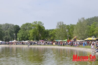 Nagy tömeg gyűlt össze a tóparton (Fotó: Patyi Szilárd)