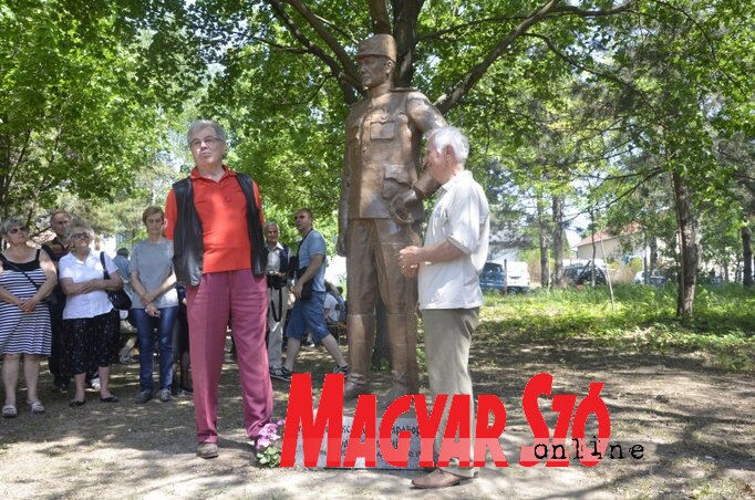 Radmilo Todosijević és Blaško Gabrić Aleksandar Karađorđević szobra előtt (Fotó: Patyi Szilárd)