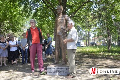 Radmilo Todosijević és Blaško Gabrić Aleksandar Karađorđević szobra előtt (Fotó: Patyi Szilárd)