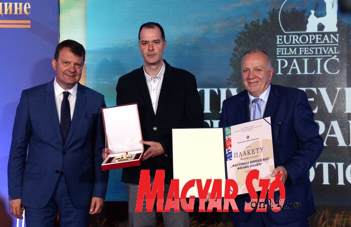 A palicsi filmfesztivál által kiérdemelt díjat átvevő Ilija Tatić Igor Mirović tartományi kormányfővel és Boško Vučurević kamaraelnökkel (Fotó: Dávid Csilla)