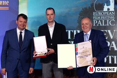 A palicsi filmfesztivál által kiérdemelt díjat átvevő Ilija Tatić Igor Mirović tartományi kormányfővel és Boško Vučurević kamaraelnökkel (Fotó: Dávid Csilla)