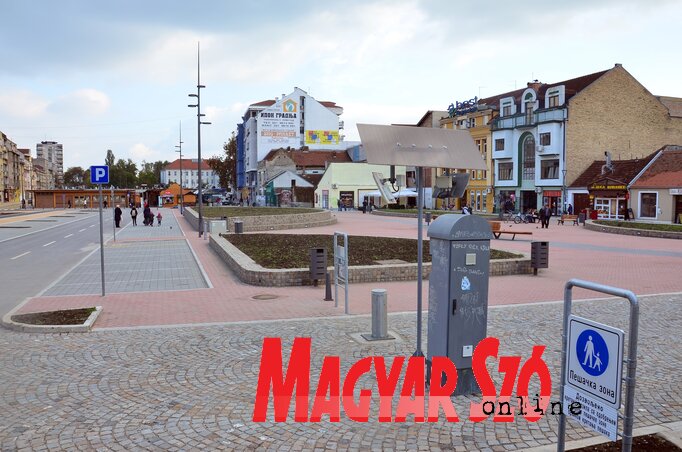 A Köztársaság tér, lovas szobor nélkül (Dávid Csilla felvétele) A Köztársaság tér, lovas szobor nélkül (Dávid Csilla felvétele)