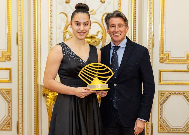 Adriana, kezében az év feltörekvő tehetségének járó trófeával, balján Sebastian Coe-val, a Nemzetközi Atlétikai Szövetség elnökével (Fotó: WAF) Adriana, kezében az év feltörekvő tehetségének járó trófeával, balján Sebastian Coe-val, a Nemzetközi Atlétikai Szövetség elnökével (Fotó: WAF)