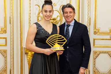 Adriana, kezében az év feltörekvő tehetségének járó trófeával, balján Sebastian Coe-val, a Nemzetközi Atlétikai Szövetség elnökével (Fotó: WAF)