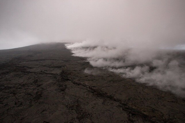 Gőz csap fel a kőzetréteg alatt izzó magmából a Kilauea tűzhányó mintegy 600 méter hosszú törésvonalán (Fotó: MTI/EPA/BRUCE OMORI)