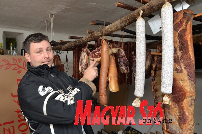 Hajvert Ákos saját készítésű, háztáji „disznóságokkal” (Lakatos János felvétele) Hajvert Ákos saját készítésű, háztáji „disznóságokkal” (Lakatos János felvétele)