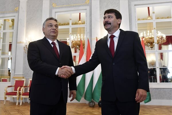 Áder János köztársasági elnök fogadja Orbán Viktor miniszterelnököt (fotó: MTI)