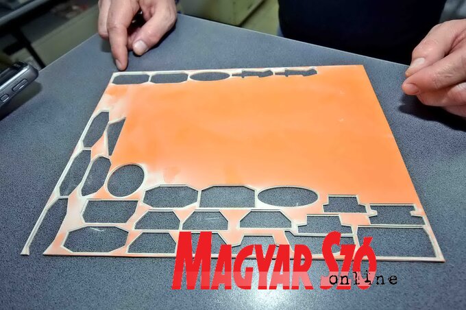Ebből a gumiból metszi ki a gravírozógép a pecsétet (Fotó: Gergely Árpád) Ebből a gumiból metszi ki a gravírozógép a pecsétet (Fotó: Gergely Árpád)