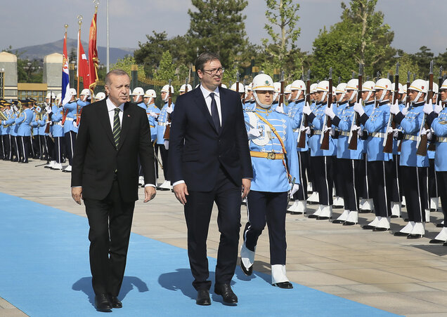 A szerb köztársasági elnököt az ankarai elnöki palota előtt a török államfő fogadta (Fotó: Beta)