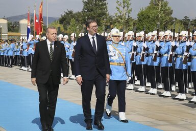 A szerb köztársasági elnököt az ankarai elnöki palota előtt a török államfő fogadta (Fotó: Beta)