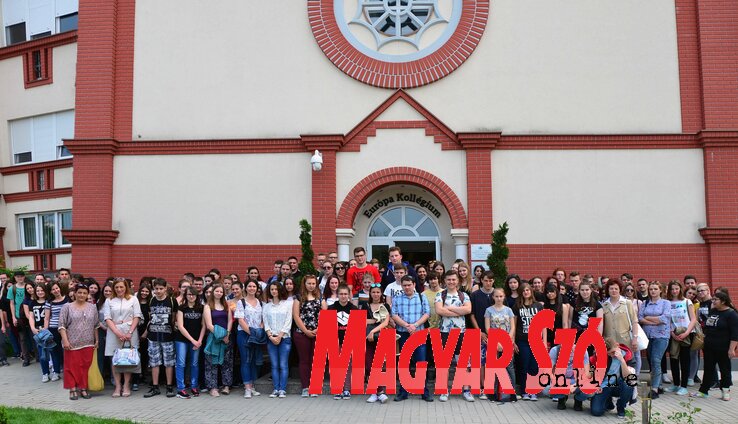 A városunkba látogató harmadikos középiskolásokat az Európa Kollégiumban is vendégül látták, csoportképünk ennek az intézménynek a bejáratában készült