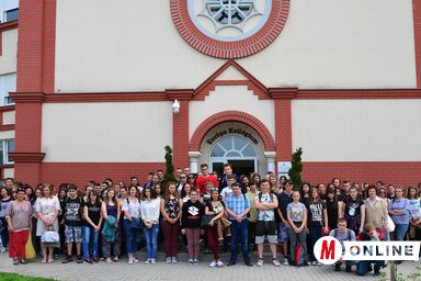 A városunkba látogató harmadikos középiskolásokat az Európa Kollégiumban is vendégül látták, csoportképünk ennek az intézménynek a bejáratában készült
