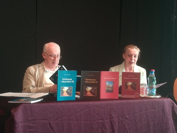 Szarvas István és Jónás Gabriella interjút olvasnak