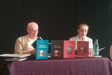 Szarvas István és Jónás Gabriella interjút olvasnak