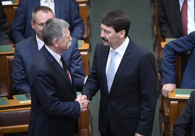 Áder János gratulál Kövér Lászlónak (Fotó: MTI) Áder János gratulál Kövér Lászlónak (Fotó: MTI)
