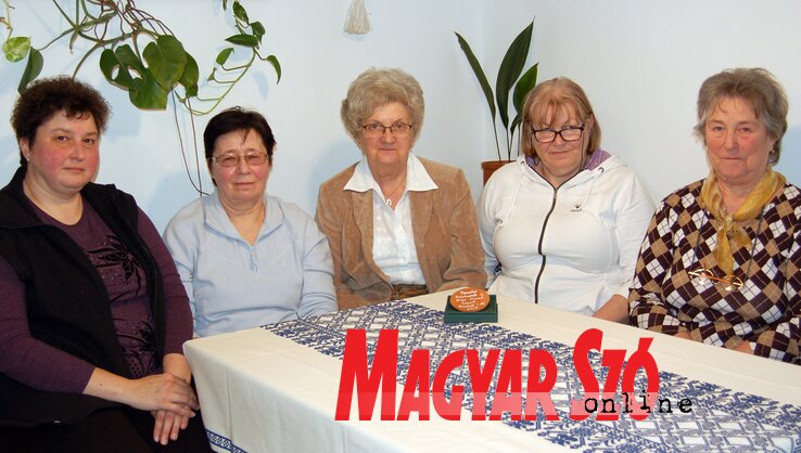 Pece Zsuzsanna, Varga Margit, Zuberec Vera, Simon Júlia és Kókai Irénke. A főszerepben Varga Margit bronzérmes, torockói hímzéses asztalterítője (Bozsoki Valéria felvétele) Pece Zsuzsanna, Varga Margit, Zuberec Vera, Simon Júlia és Kókai Irénke. A főszerepben Varga Margit bronzérmes, torockói hímzéses asztalterítője (Bozsoki Valéria felvétele)