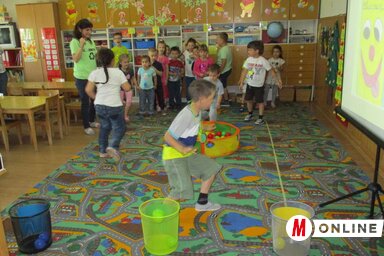 Labdát a kosárba – a hulladékgyűjtést játékosan is meg lehet tanulni (Sihelnik Ágnes felvétele)