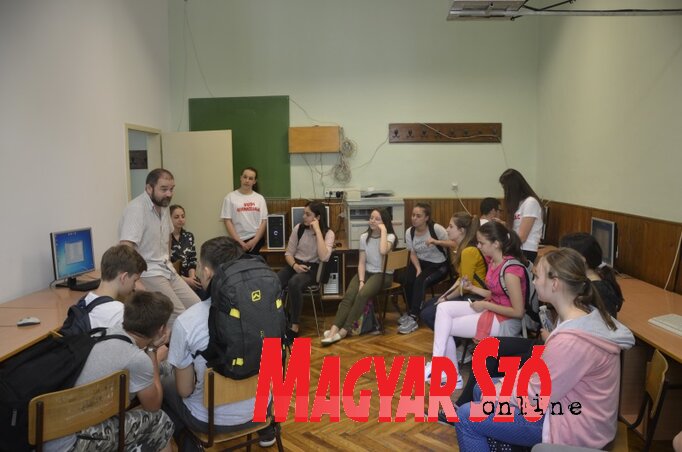 Kötetlen beszélgetés az informatikai tanteremben (Fotó: Patyi Szilárd)