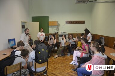 Kötetlen beszélgetés az informatikai tanteremben (Fotó: Patyi Szilárd)