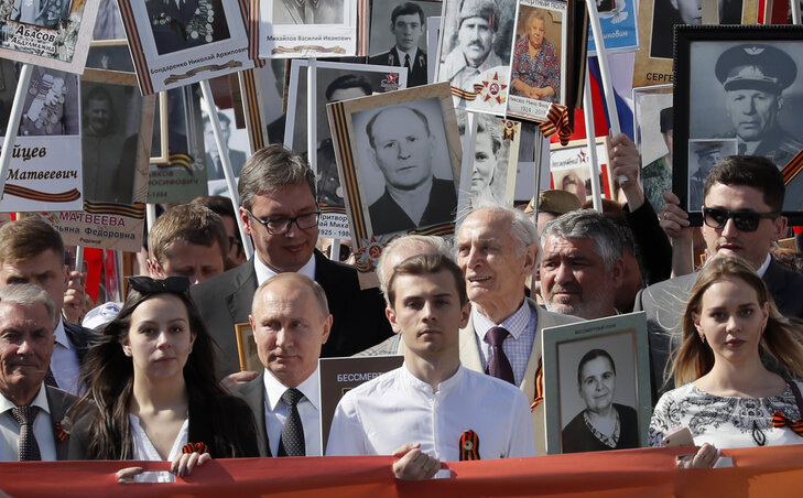 Aleksandar Vučić a Halhatatlan ezred elnevezésű sétán, nagyapjának, Anđelko Vučićnak a fényképével (Beta)