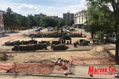 Jó ütemben halad az új parkoló kialakítása (Herceg Elizabetta felvétele)
