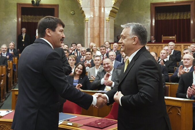 Áder János államfő gratulál Orbán Viktornak (Fotó: MTI)
