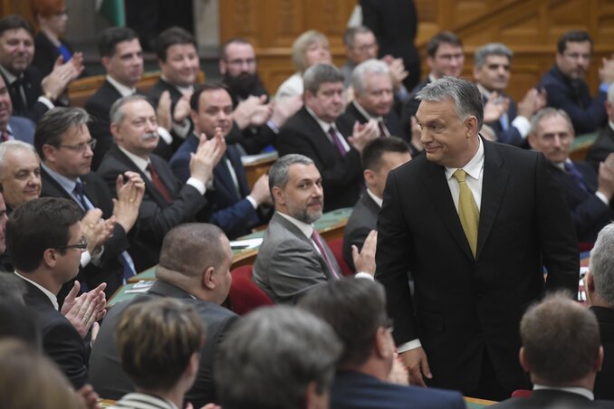 A képviselők megtapsolják az újraválasztott miniszterelnököt (Fotó: MTI)