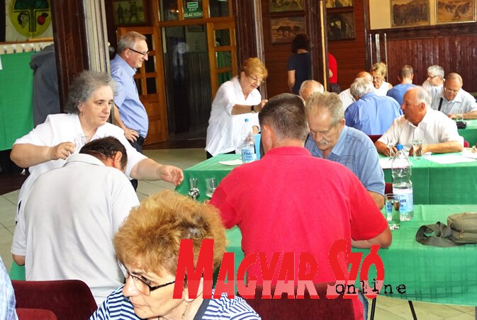 Munkában a temerini pálinkaverseny zsűrije (Góbor Béla felvétele) Munkában a temerini pálinkaverseny zsűrije (Góbor Béla felvétele)
