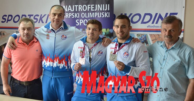 Željko Trajković, Dejan Jovičić, Stevan Mićić, Nemes Viktor és Milorad Dokmanac az újvidéki sajtótájékoztatón (Ótos András felvétele) Željko Trajković, Dejan Jovičić, Stevan Mićić, Nemes Viktor és Milorad Dokmanac az újvidéki sajtótájékoztatón (Ótos András felvétele)