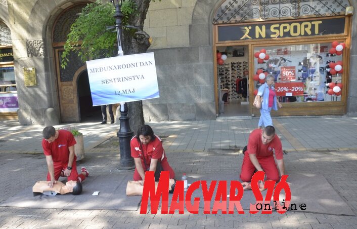 A sürgősségi szolgálat munkatársai az újjáélesztést mutatták be (Fotó: Patyi Szilárd)