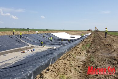Fólia kerül a csatorna aljára és falára (Pesevszki Evelyn felvétele)