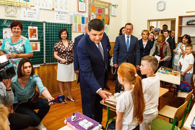 Az ukrán miniszterelnök a Dayka Gábor magyar tannyelvű iskolában (Fotó: MTI)