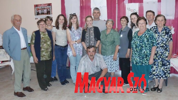 A kézimunkakör tagjai a Petőfi vezetőségével (Stanyó Tóth Gizella felvétele)