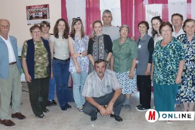 A kézimunkakör tagjai a Petőfi vezetőségével (Stanyó Tóth Gizella felvétele)