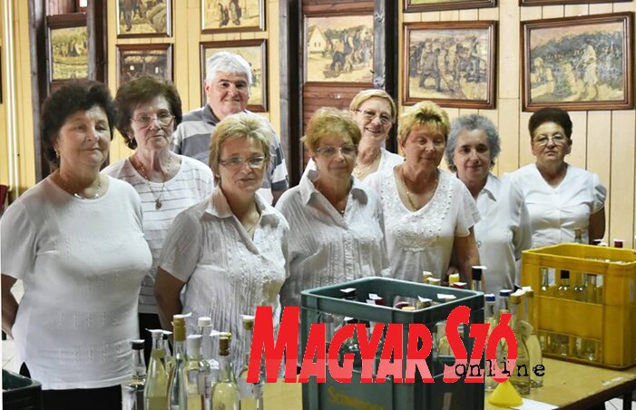 A pálinkák felszolgálásában segítő asszonykórus (Góbor Béla felvétele) A pálinkák felszolgálásában segítő asszonykórus (Góbor Béla felvétele)