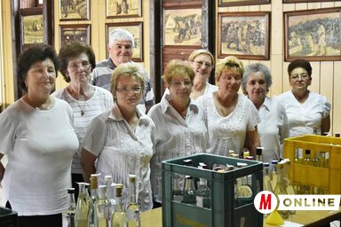A pálinkák felszolgálásában segítő asszonykórus (Góbor Béla felvétele)