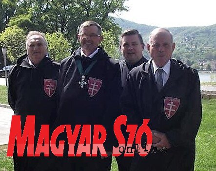 A zombori prior és a lovagrend új tagjai a visegrádi avatás alkalmával: balról jobbra Diósi János (a zombori priorátus priorja), Molnár József, ft. Verebélyi Árpád, Konc Ferenc (Molnár Oszkár felvétele) A zombori prior és a lovagrend új tagjai a visegrádi avatás alkalmával: balról jobbra Diósi János (a zombori priorátus priorja), Molnár József, ft. Verebélyi Árpád, Konc Ferenc (Molnár Oszkár felvétele)