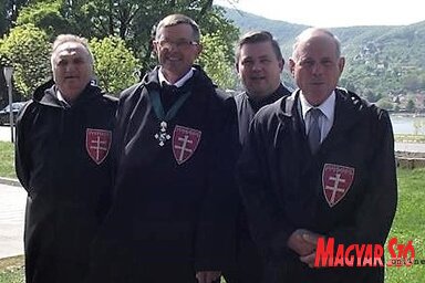 A zombori prior és a lovagrend új tagjai a visegrádi avatás alkalmával: balról jobbra Diósi János (a zombori priorátus priorja), Molnár József, ft. Verebélyi Árpád, Konc Ferenc (Molnár Oszkár felvétele)
