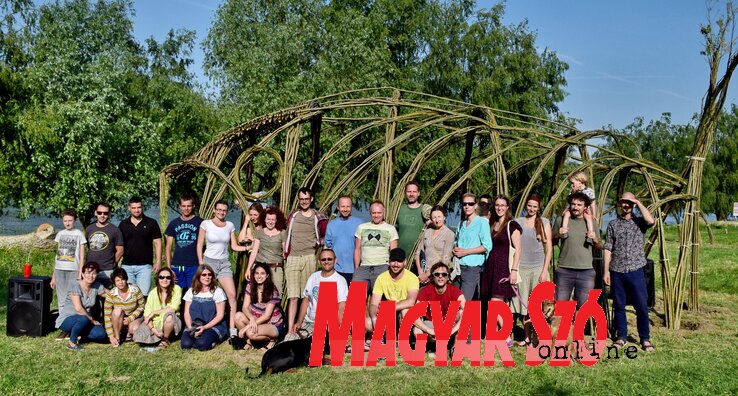 = Fűzépítők Magyarkanizsán, a Tisza-parton (Puskás Károly felvétele) = Fűzépítők Magyarkanizsán, a Tisza-parton (Puskás Károly felvétele)