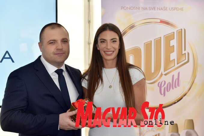 Ivana Španović átveszi a jelképes aranyérmet Davor Milićevićtől, a kompánia tulajdonosától, aki a nagybecskereki üzemet tavaly tavasszal vette meg (Ótos András felvétele) Ivana Španović átveszi a jelképes aranyérmet Davor Milićevićtől, a kompánia tulajdonosától, aki a nagybecskereki üzemet tavaly tavasszal vette meg (Ótos András felvétele)
