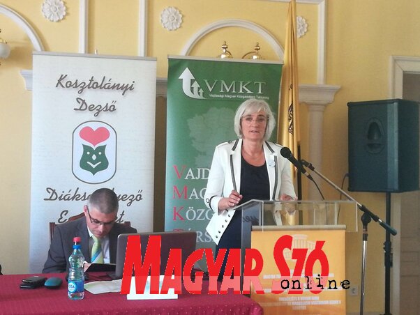 Földi Márta megnyitja a konferenciát (Lukács Melinda felvétele) Földi Márta megnyitja a konferenciát (Lukács Melinda felvétele)