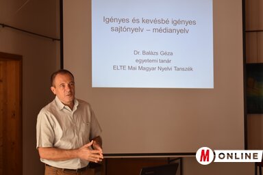 Dr. Balázs Géza az elméleti előadása mellett gyakorlati foglalkozást is tartott a résztvevőknek (Horváth Szabolcs felvétele)