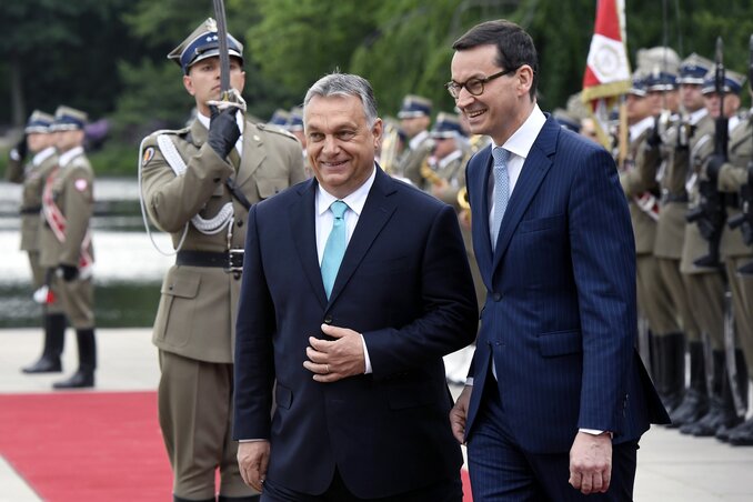 A lengyel kormányfő katonai tiszteletadással fogadta Orbán Viktort (Fotó: MTI)