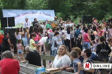 A színpadon Tode Nikoletić fesztiváligazgató és Bane Krtić, a Garavi sokak frontembere (Kazinczy Paszterkó Diana felvétele)
